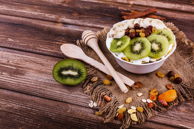 colazione-gustosa-sana-mattina-a-base-di-latte-e-porridge-con-noci-kiwi-e-miele_8353-6125