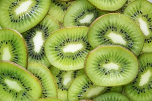 chiuda-in-su-delle-fette-verdi-della-frutta-di-kiwi_53876-33622